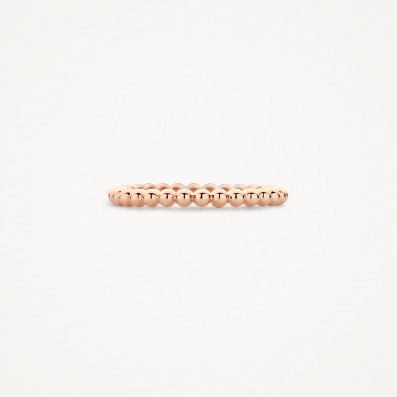 14k Roségouden ring met bolletjesmotief.
De ring heeft een breedte van 2mm en is op zichzelf te dragen of als aanschuifring met andere ringen.