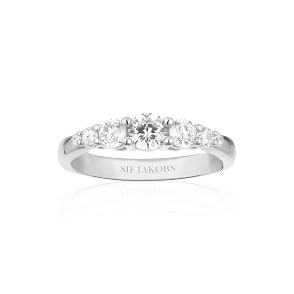 Dit is een ring van het merk Sif Jakobs gemaakt voor dames.
De specificaties zijn als volgt:
Ringmaat: 52
Gewicht: 3 gram