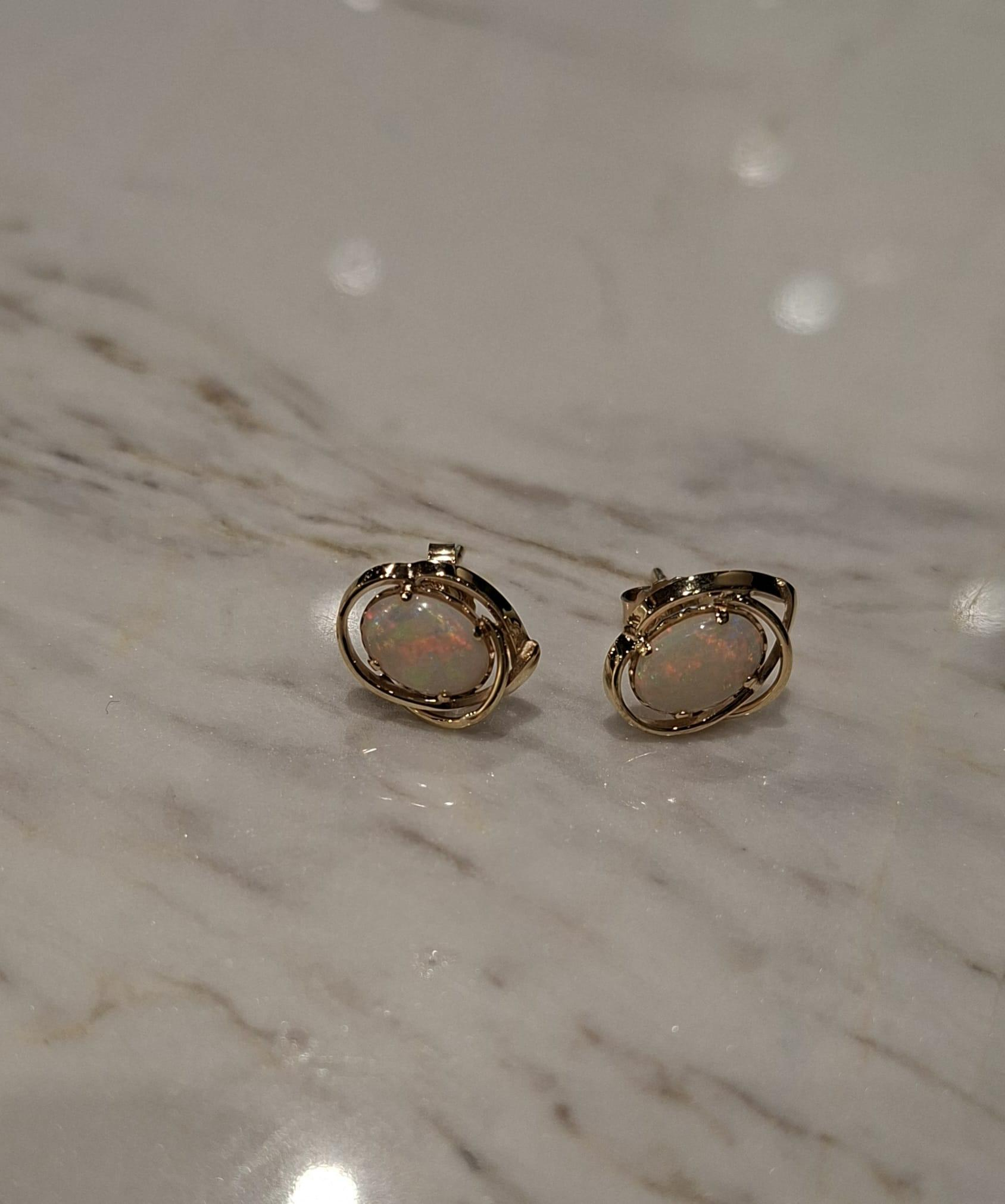 OCC-OORST/OPAAL. Geelgouden oorstekers occasion met Opaal. 