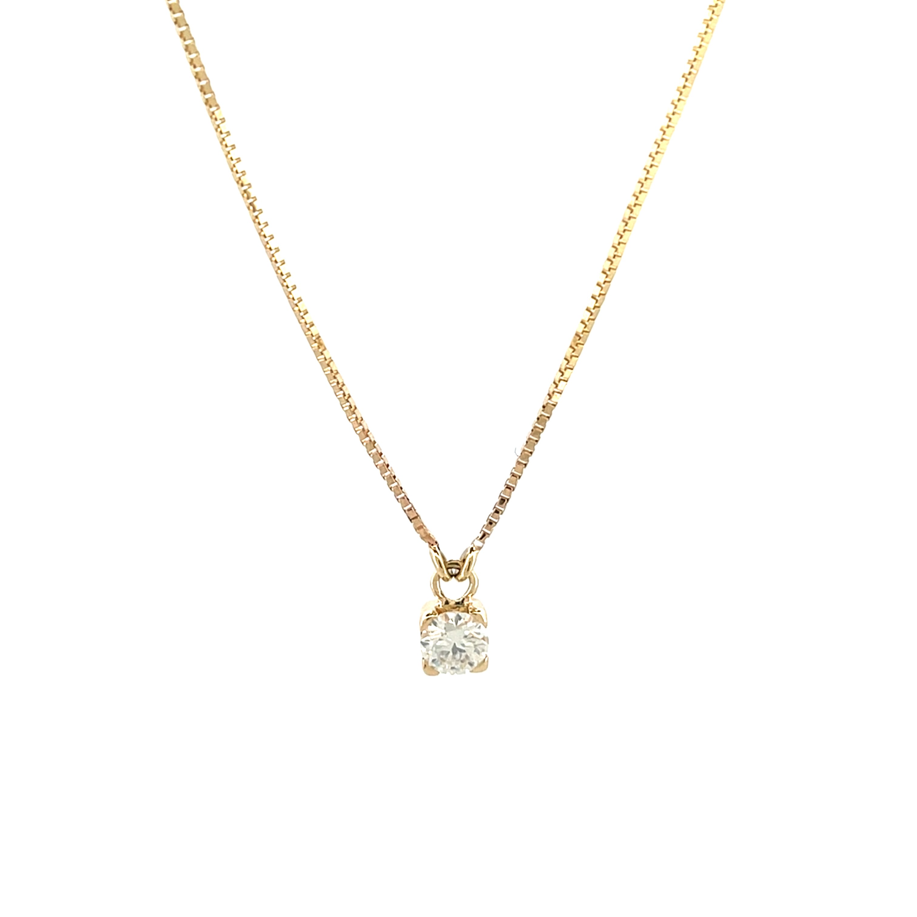 Deze prachtige hanger valt op door de strakke zetting in een vierkante chaton waardoor het een moderne uitstraling heeft.

De totale lengte van deze ketting met hanger is 45cm. Uiteraard is de maat indien gewenst aan te passen.

Maak een afspraak en kom deze sierlijke hanger passen! Of bestel haar gelijk, dan sturen we deze mooi verpakt naar je toe.