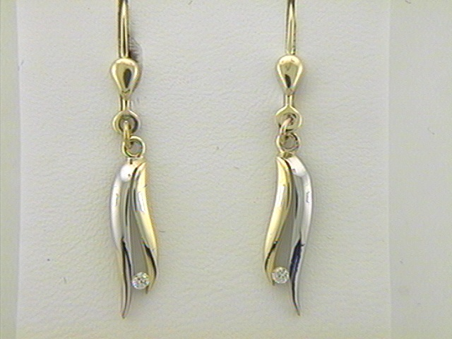 Diese 333/- Ohrhänger mit Zirkonia Steinen vereinen Eleganz und Vielseitigkeit mit ihrem zweifarbigen Design. Perfekt für jeden Anlass, ob lässig oder formal. Kombinieren Sie sie mit Ihrem Lieblingsoutfit für einen stilvollen Akzent. Ideal für den täglichen Gebrauch oder besondere Anlässe, um Ihrem Look einen Hauch von Raffinesse zu verleihen.