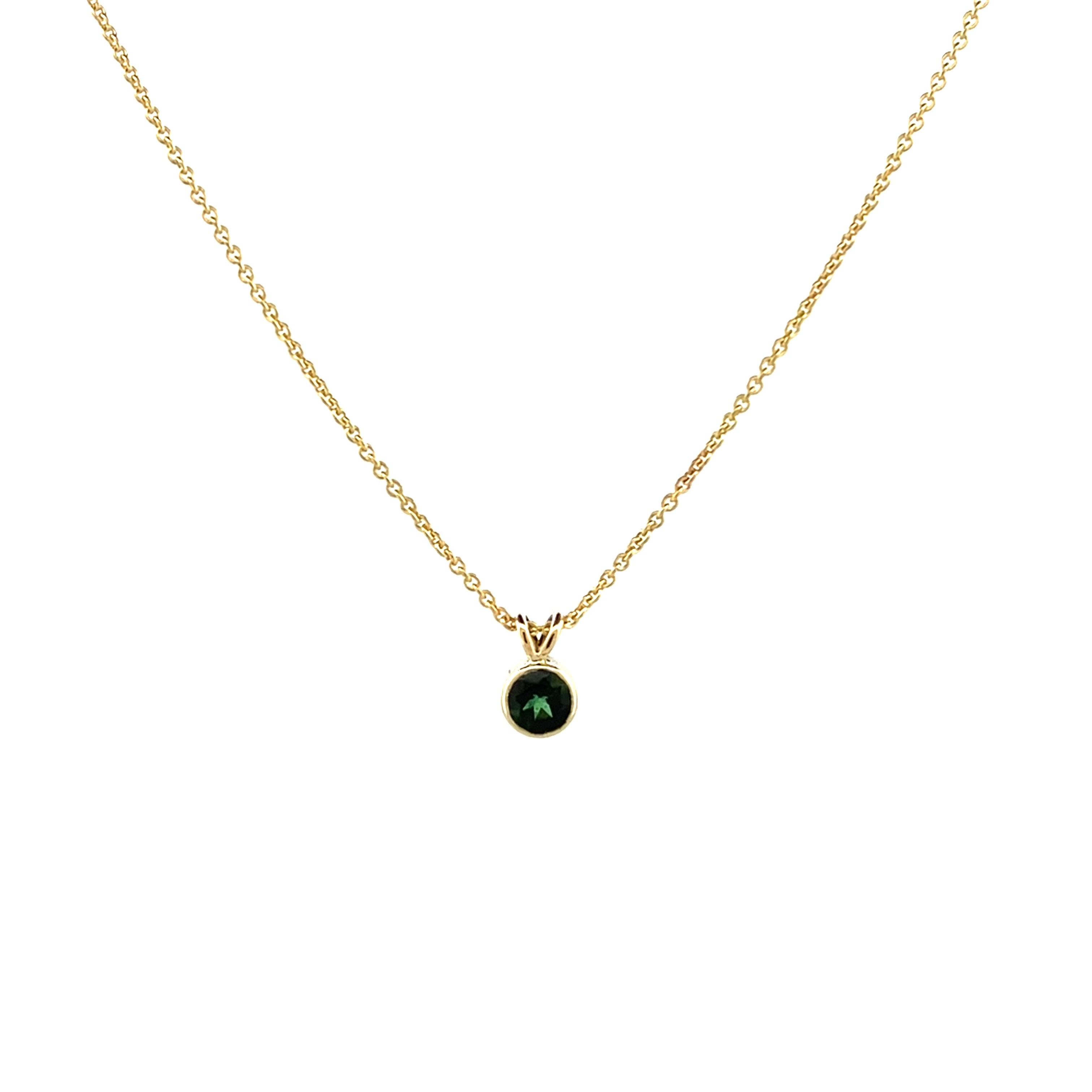  De minimalistische hanger is een echte beauty en past overal bij.   Deze hanger wordt los verkocht maar we adviseren haar met een bijpassende ketting van goud met een lengte van 45cm.