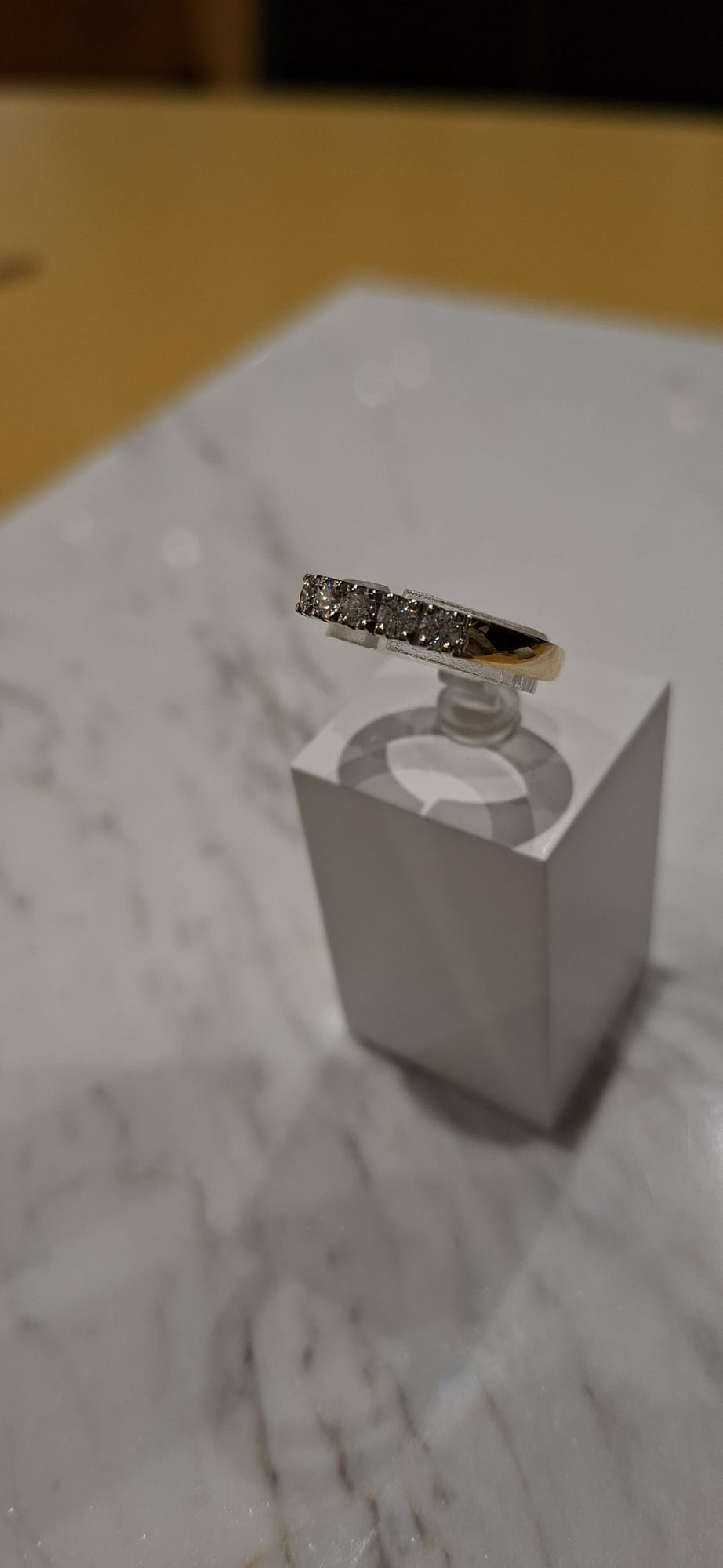 OCC-ALLIANCE. Geelgouden alliance ring 5 x 0.08crt occasion. Maat 55