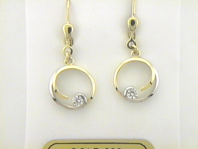 diese 333/- Gelbgold Ohrhänger mit eingefassten Zirkonia Stein sind vielseitig und stilvoll, ideal für den Alltag oder besondere Anlässe. Tragen Sie sie mit lässiger oder eleganter Kleidung, um Ihrem Look einen Hauch von Raffinesse zu verleihen und Ihren persönlichen Stil zu unterstreichen. Perfekt für jeden Anlass.