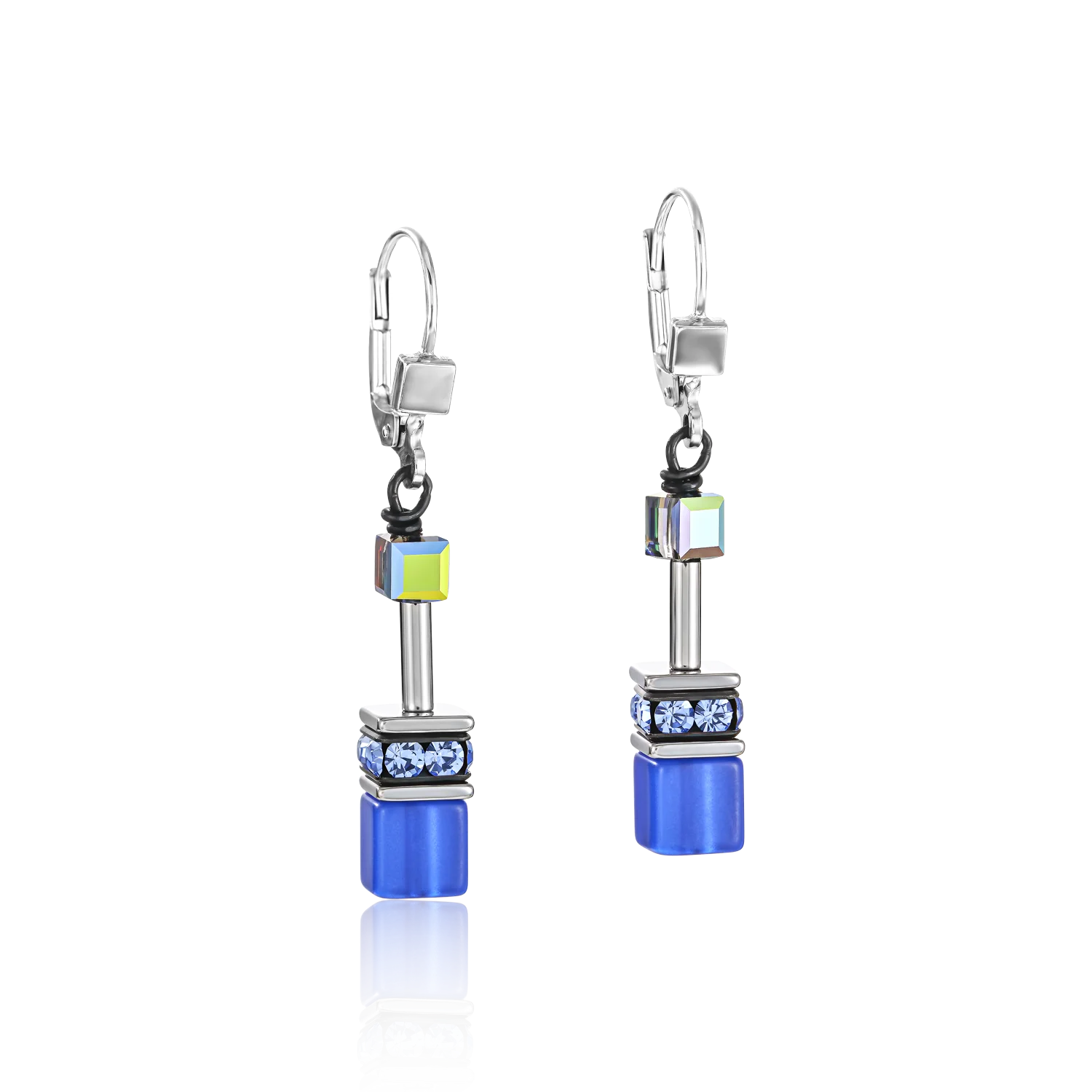 GeoCUBE® Oorbellen kobaltblauw
Charmant en elegant: tijdloos mooie oorbellen uit de GeoCUBE® collectie.