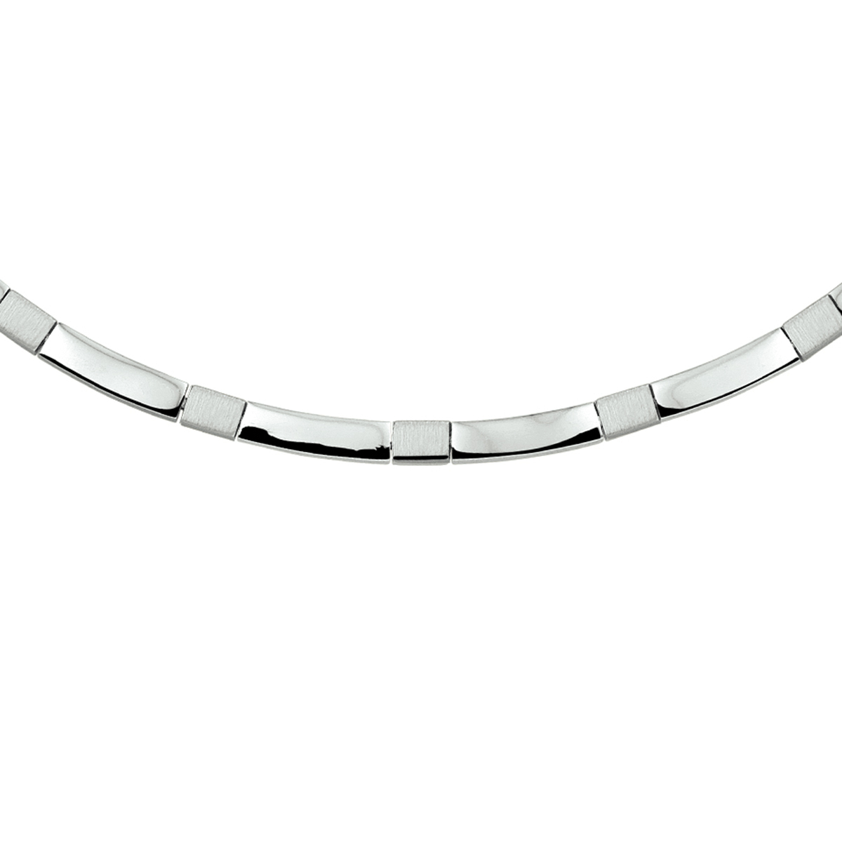 Gerhodineerd poli-mat zilveren 4.5mm breed collier uitgevoerd met een karabijn sluiting.