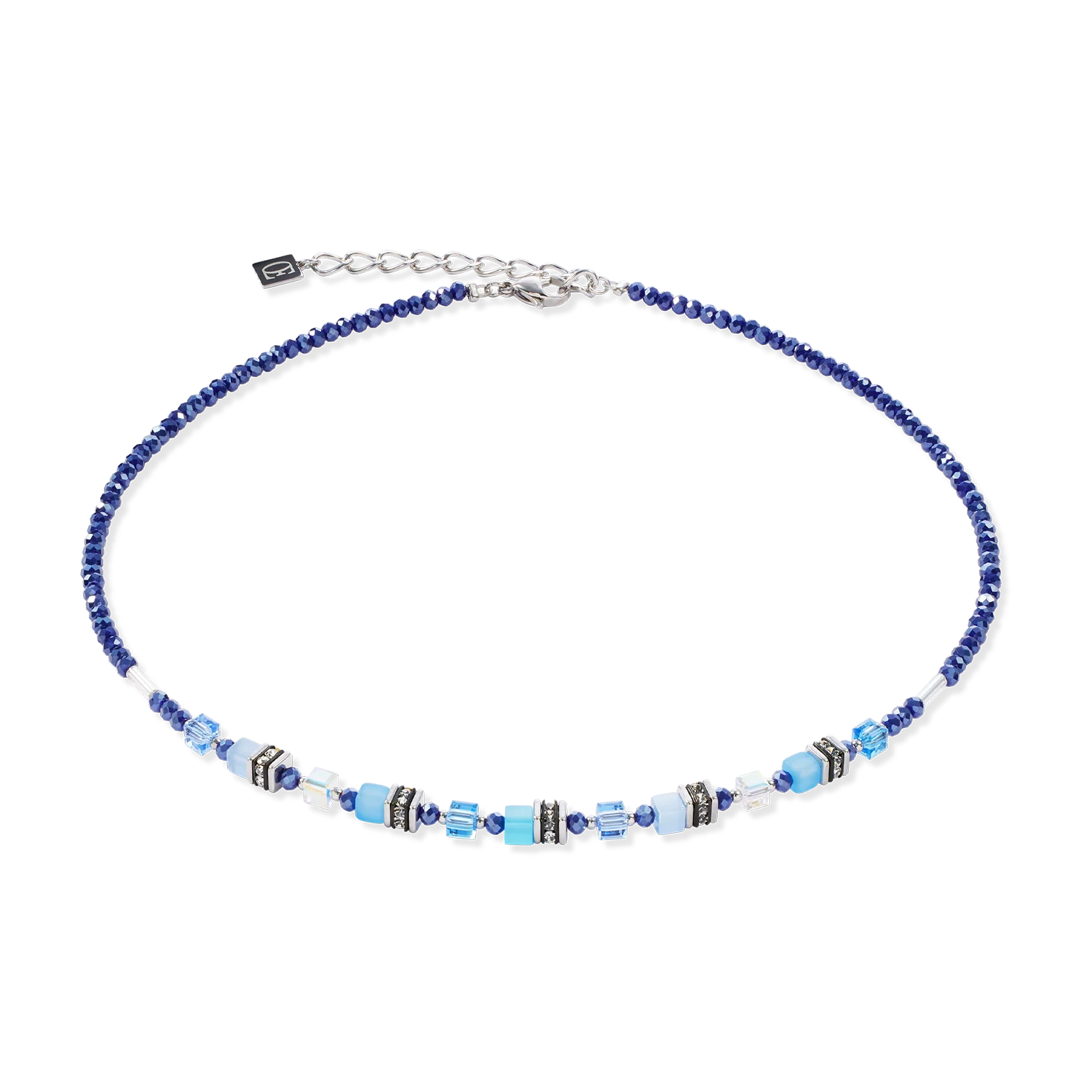 Ketting Mini Cubes blauw
Cool, helder en absoluut modern - de blauwe Mini Cubes-ketting combineert diepblauwe Mini GeoCUBE®-elementen met sprankelende Swarovski®-kristallen en filigraan roestvrijstalen elementen in zilver. De perfecte balans tussen minimalisme en kleur, ideaal voor een relaxte, stijlvolle look.