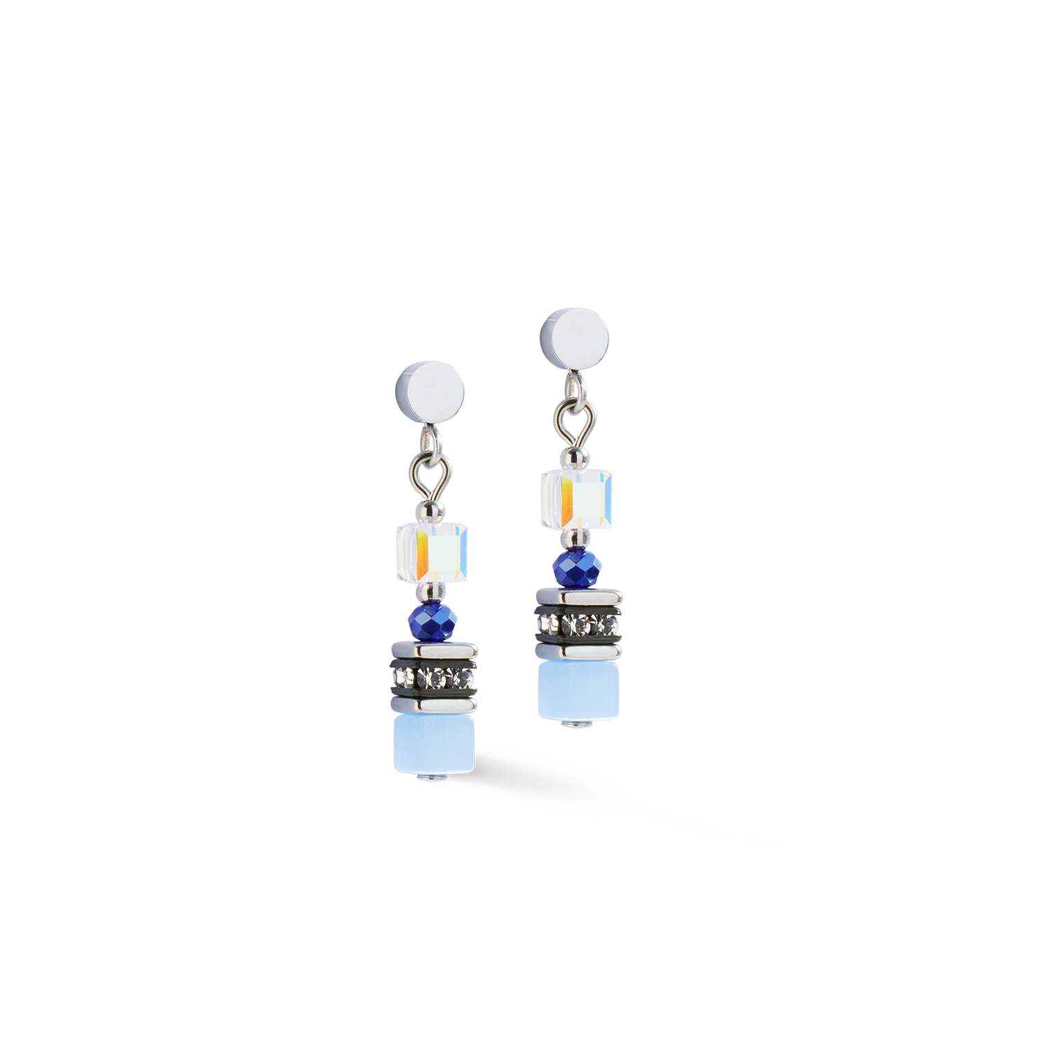 Oorbellen Mini Cubes blauw
Eenvoudig maar vol charisma - de blauwe Mini Cubes-oorbellen combineren diepblauwe Mini GeoCUBE®-elementen met glinsterende Swarovski®-kristallen en koele zilveren elementen. Een modern, licht design voor iedereen die van heldere kleuren en pure elegantie houdt.