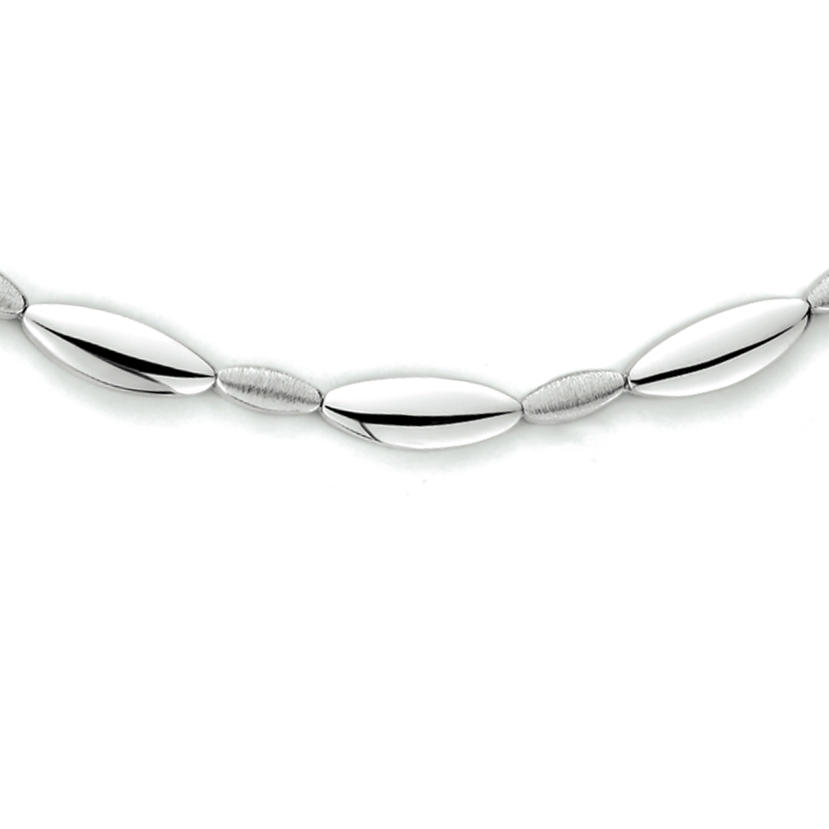 Gerhodineerd 925 zilveren collier uitgevoerd met een poli/matte afwerking en een stevige karabijn sluiting. Het collier heeft een breedte van 5.2mm en een draaglengte van 43cm.