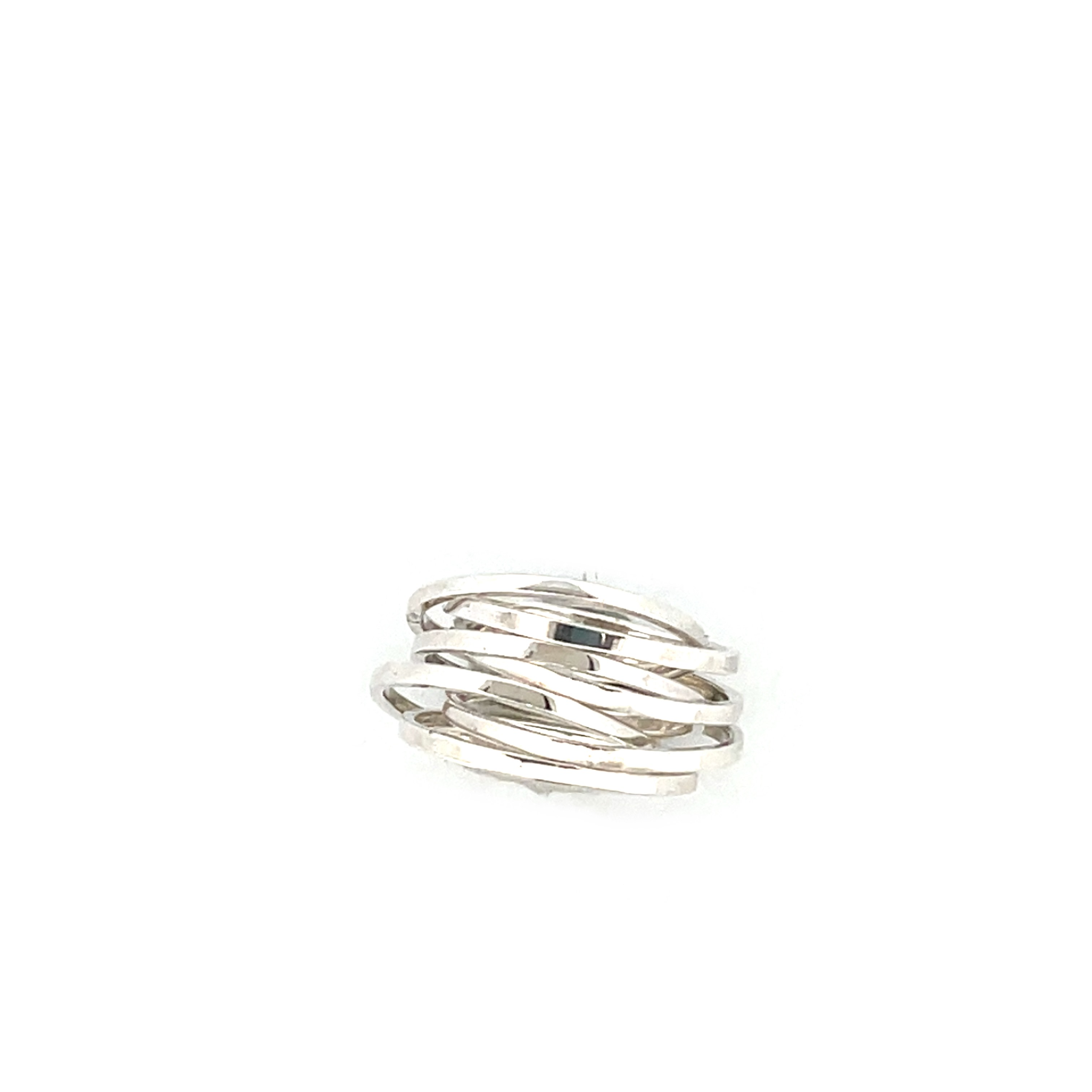 Een bijzondere ring die uit 7 ringen bestaat die door elkaar heen zijn geregen. Ze schuiven elke keer dat je het om je vinger doet anders over elkaar heen en vormen samen een lange slinger. Een feestje om te dragen maar wel zelf de slingers ophangen!