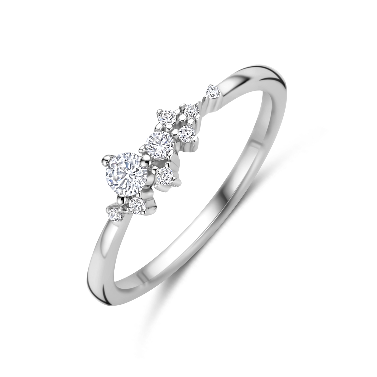Gerhodineerd 925 zilveren ring uitgevoerd met zirkonia. De ring heeft een breedte van 5mm.
