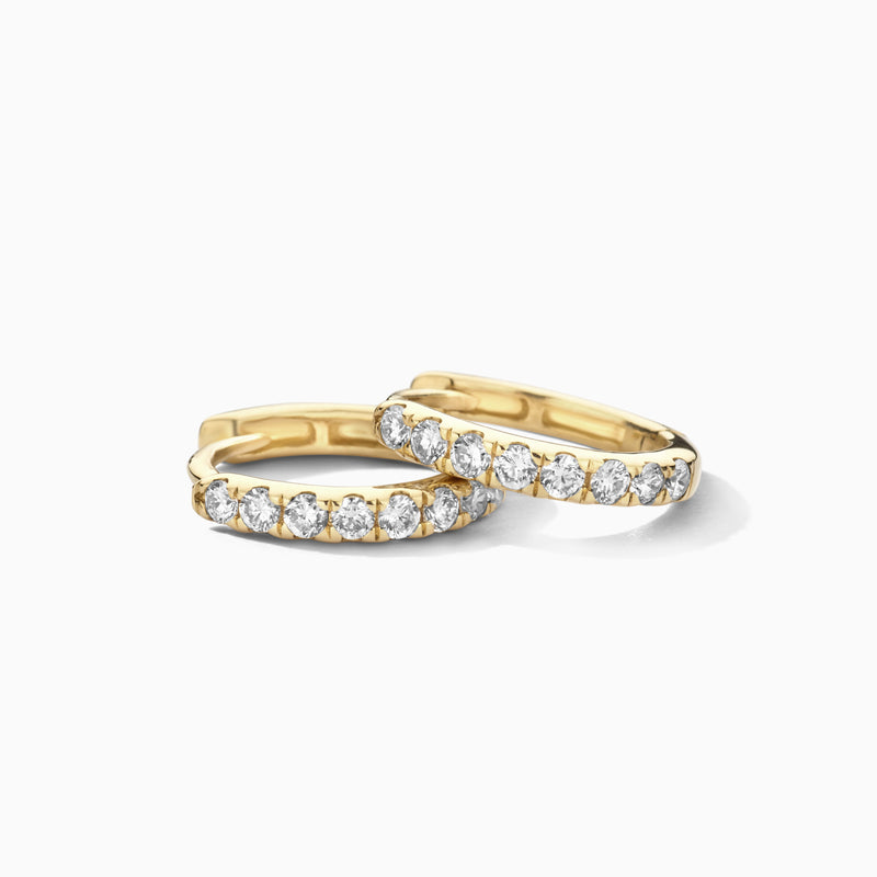Deze subtiele, stijlvolle 14k geelgouden oorringen zijn bezet met glinsterende lab-diamonds. Het totaal karaatgewicht van de diamantjes is 0,24 en de lengte van de oorringen is 12,5 mm. Draag ze op zichzelf of combineer met andere (oor)sieraden uit onze collectie.
