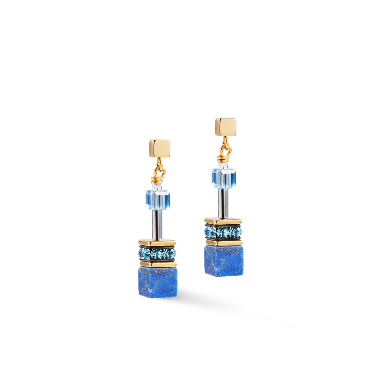 GeoCUBE® Iconic Precious oorbellen blauw
Klassiek, diepgaand, tijdloos - de GeoCUBE® Iconic Precious oorbellen in het blauw combineren de krachtige elegantie van lapis lazuli met sprankelende Swarovski® kristalblokjes. De intense blauwtinten symboliseren rust en kracht, terwijl kostbare roestvrijstalen elementen in goud een luxueus contrast vormen. Perfect voor stijlbewuste looks met een moderne twist.