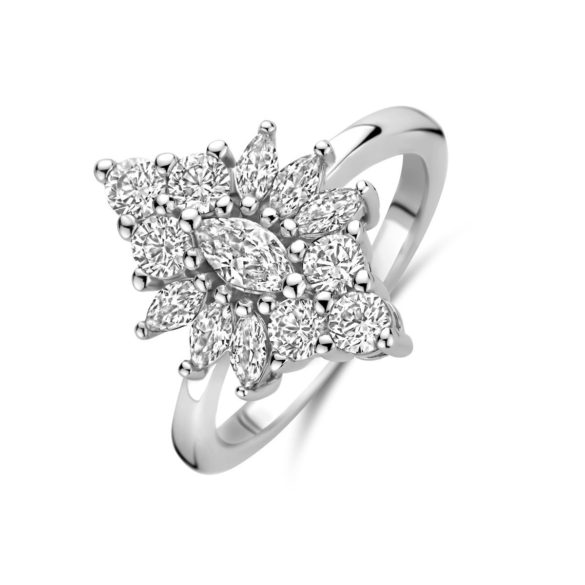 Gerhodineerd 925 zilveren ring uitgevoerd met zirkonia. De ring heeft een breedte van 17.5mm.