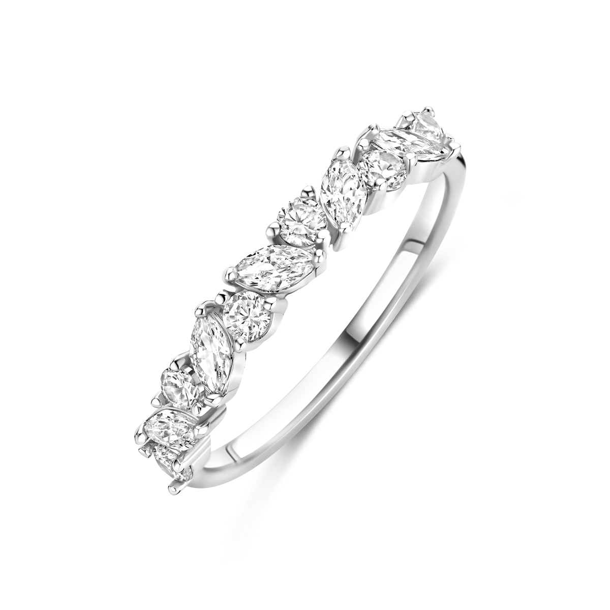 Gerhodineerd 925 zilveren ring uitgevoerd met zirkonia. De ring heeft een breedte van 3.5mm.