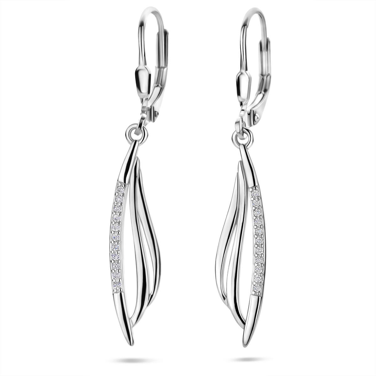 Gerhodineerd 925 zilveren oorhangers uitgevoerd met zirkonia. De oorhangers hebben een totale hoogte van 41mm.