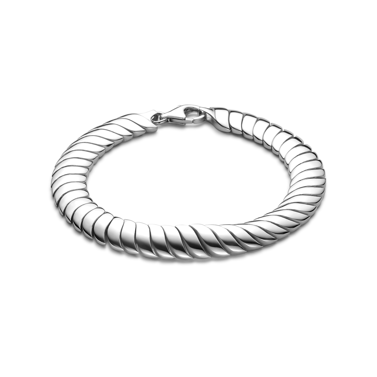 Gerhodineerd 925 zilveren armband uitgevoerd met een omega schakel van 9mm. De armband heeft een draaglengte van 19cm en een karabijnsluiting.