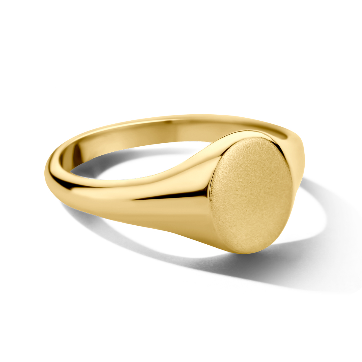 14k Geelgouden graveerring. De ring heeft een breedte van 9.5mm en een scheen van 1.5mm.