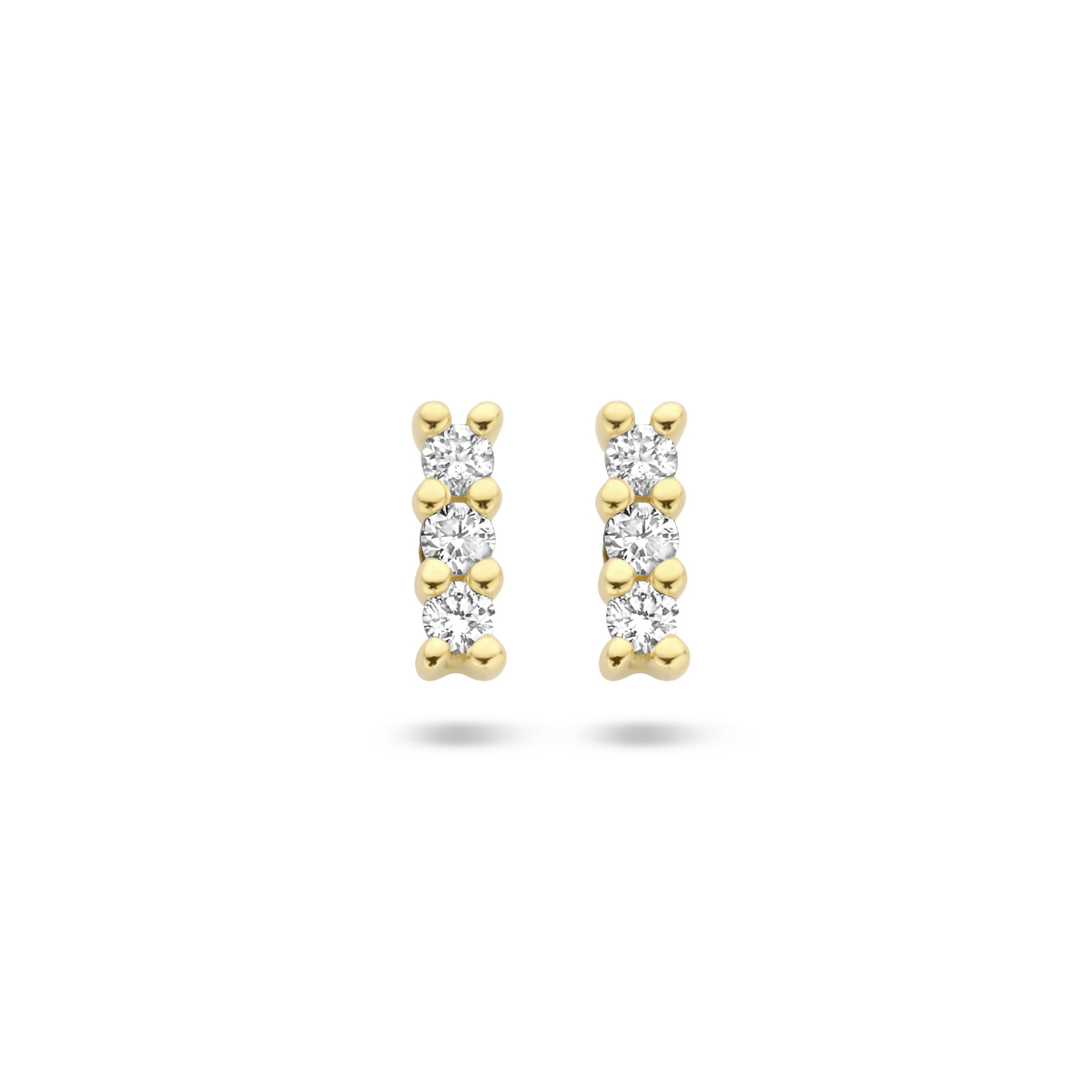 14k Geelgouden oorknoppen uitgevoerd met schitterende diamant. De oorknoppen hebben een afmeting van 4.5x1.5mm.