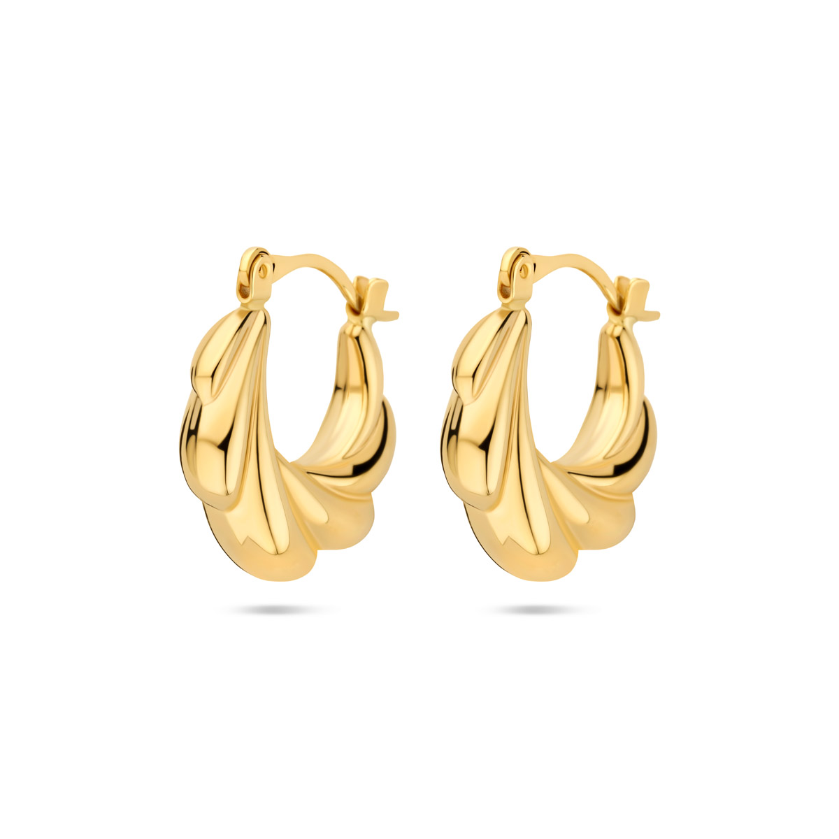 Deze 14krt. geelgoud oorringen fantasie, vervaardigd uit goud en hebben een breedte van 5.5 mm. De creolen zijn glanzend afgewerkt, waardoor ze een luxueuze uitstraling hebben. Draag deze elegante oorbellen met opgestoken haar om hun schoonheid volledig te laten schitteren en je outfit een verfijnde touch te geven.