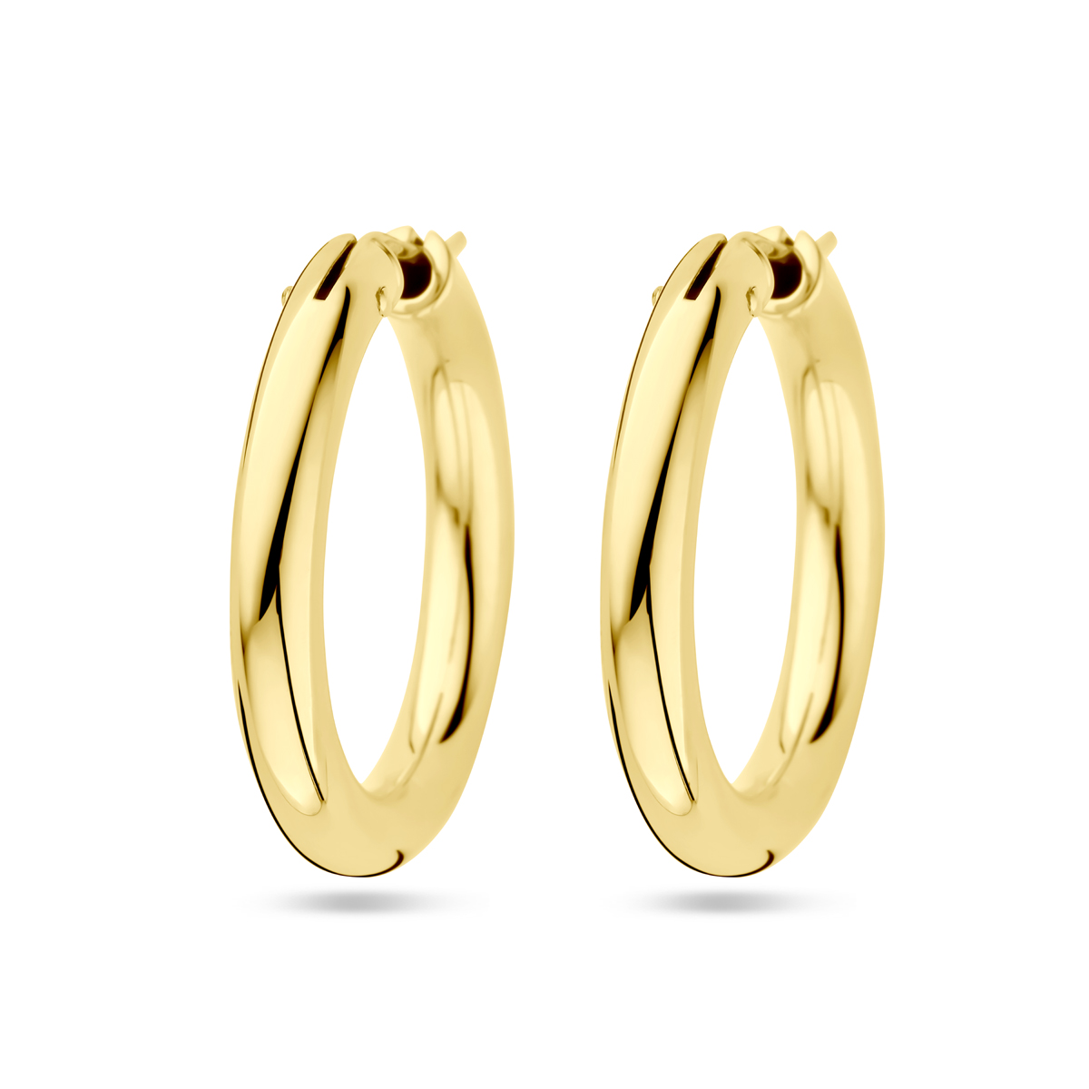 Deze 14krt. geelgouden oorringen hebben een diameter van 28mm en zijn gemaakt van goud met een glanzende afwerking. Deze creolen zijn perfect voor een elegante look en kunnen zowel dagelijks als bij speciale gelegenheden gedragen worden. Combineer ze met andere gouden sieraden voor een complete stijl.