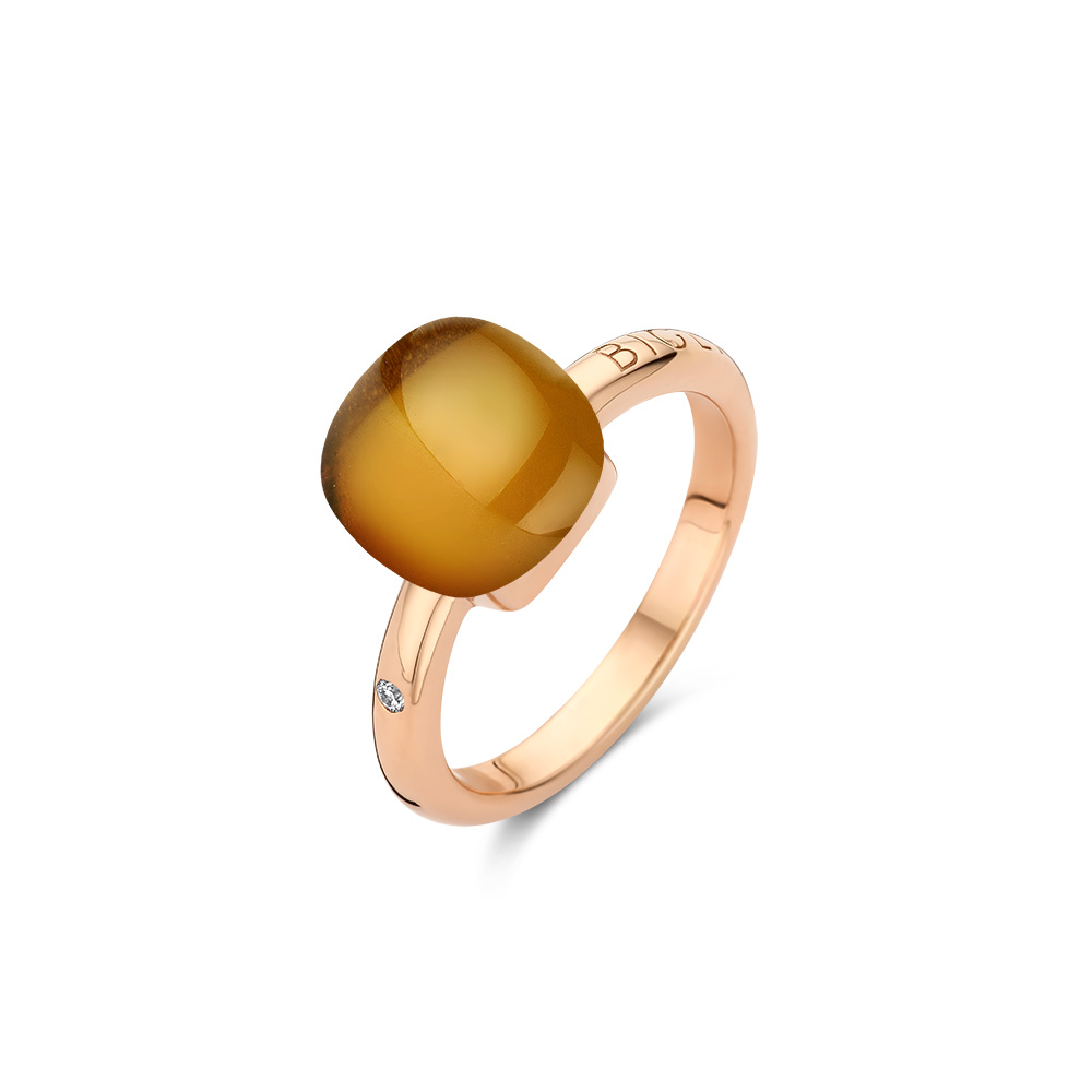 De Bigli Mini Sweety ring, modelnummer 20R88Rcgnmp, is een opvallend juweel met gekleurde steen, perfect voor dagelijks gebruik of speciale gelegenheden. Combineer de ring met andere sieraden voor een elegante look of laat hem stralen als individueel statement-stuk. Deze stijlvolle ring voegt een vleugje kleur en verfijning toe aan elke outfit.