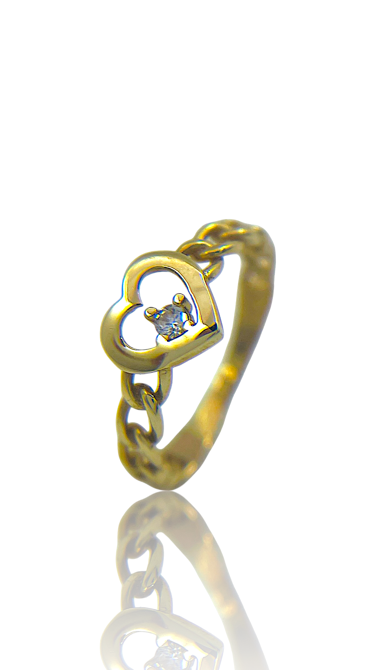 De Fancy Heart Link ring in 14k goud is een verfijnd juweel met een vaste schakel band en een hartvormig ontwerp, versierd met een elegante zirkonia. Perfect als symbool van liefde en genegenheid. Draag deze elegante ring solo voor een subtiele look, of combineer met andere gouden sieraden voor een stijlvolle gelaagde uitstraling.