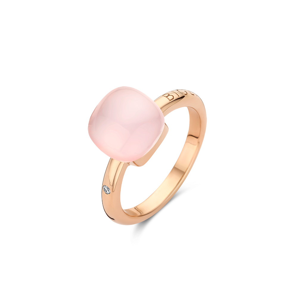 De Bigli Mini Sweety ring model 20R88RPQMP is een elegante gouden ring van 18 karaat. Deze ring is ideaal om dagelijks te dragen voor een subtiele en tijdloze look, zowel solo als gecombineerd met andere sieraden voor extra glamour.