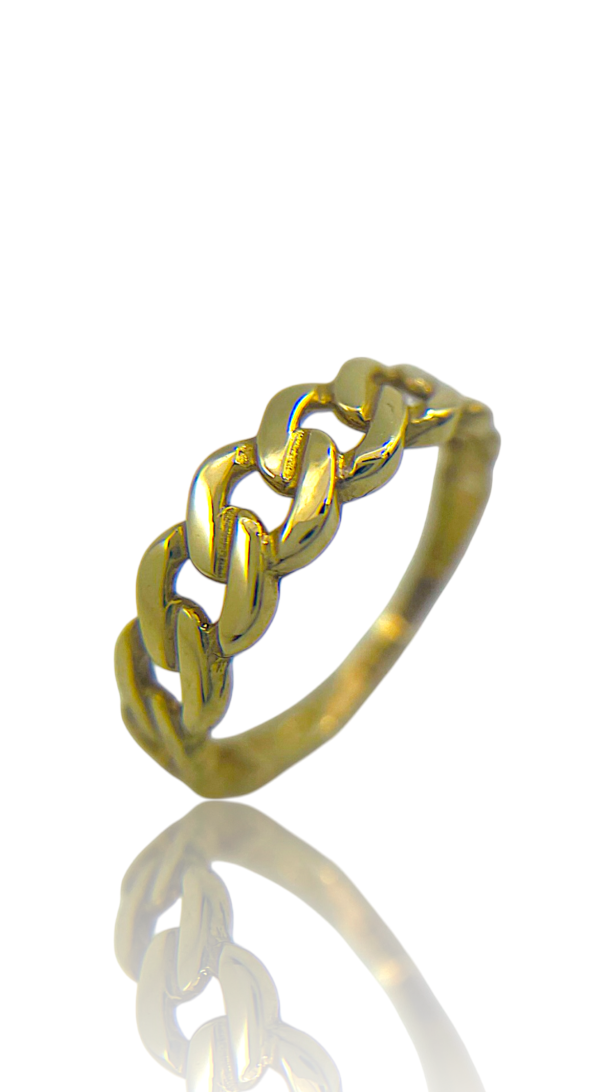 De Fancy Link Ring, is een verfijnde 14k gouden schakelring. Perfect voor dagelijks gebruik of speciale gelegenheden. Draag deze elegante ring solo voor een subtiele look of combineer met andere sieraden voor een opvallende stijl. Een tijdloos accessoire voor elke outfit.