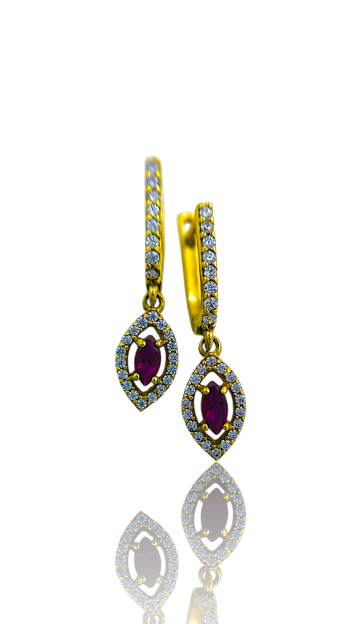 De gouden oorhangers ROBIJN, zijn stijlvolle juwelen met robijn- en zirkonia-accenten. Deze oorbellen van goud passen perfect bij zowel formele als informele gelegenheden. Draag ze als eyecatcher met een opgestoken kapsel of subtiel bij los haar voor een elegante uitstraling. Een ideale aanvulling voor elke juwelencollectie.