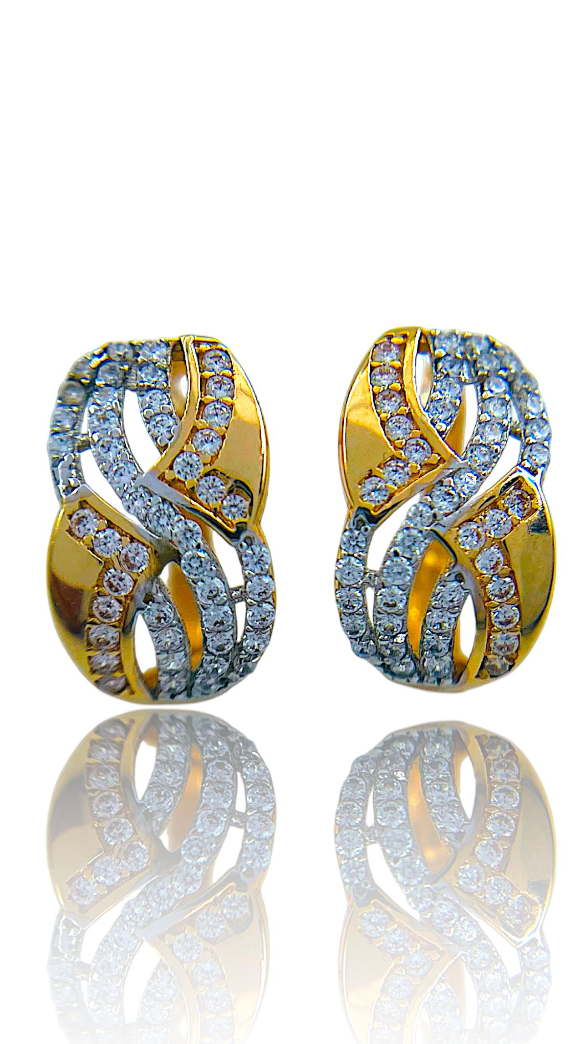 Deze klapoorringen zijn van 14 karaat geel goud met een vleugje wit goud en ingelegde zirkonia stenen. Ideaal om een vleugje elegantie toe te voegen aan elke outfit. Draag ze als blikvanger bij zowel dagelijks als formele gelegenheden voor een verfijnde uitstraling. Voeg deze tijdloze juwelen toe aan je collectie.