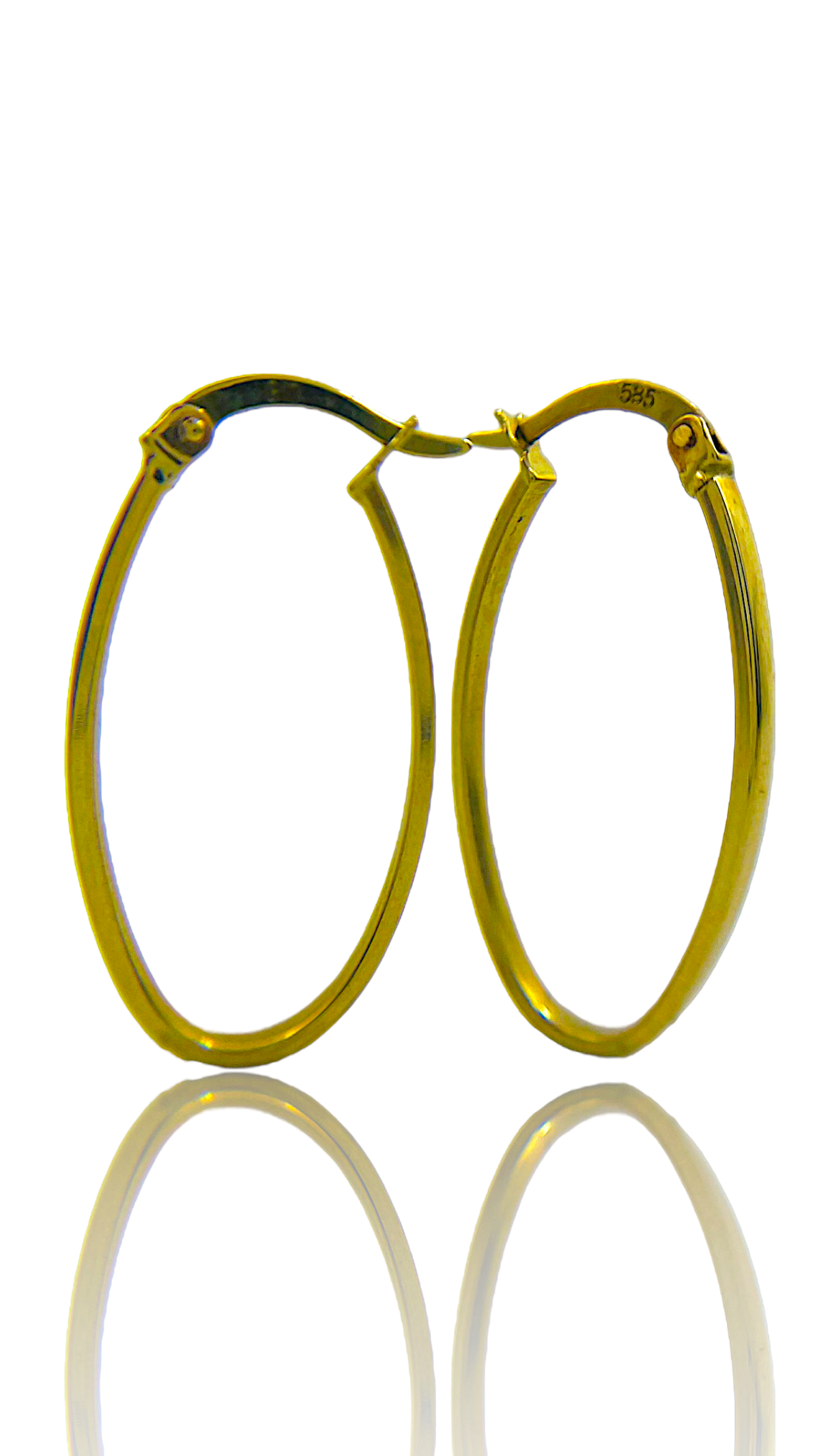 Deze elegante oorringen ovaal zijn vervaardigd van 14-karaats goud. Ideaal voor elke gelegenheid vanwege hun tijdloze ontwerp. Draag ze met een opgestoken kapsel of een elegante avondjurk om hun glans te benadrukken. Perfect als cadeau of om zelf te dragen en een vleugje luxe aan je look toe te voegen.