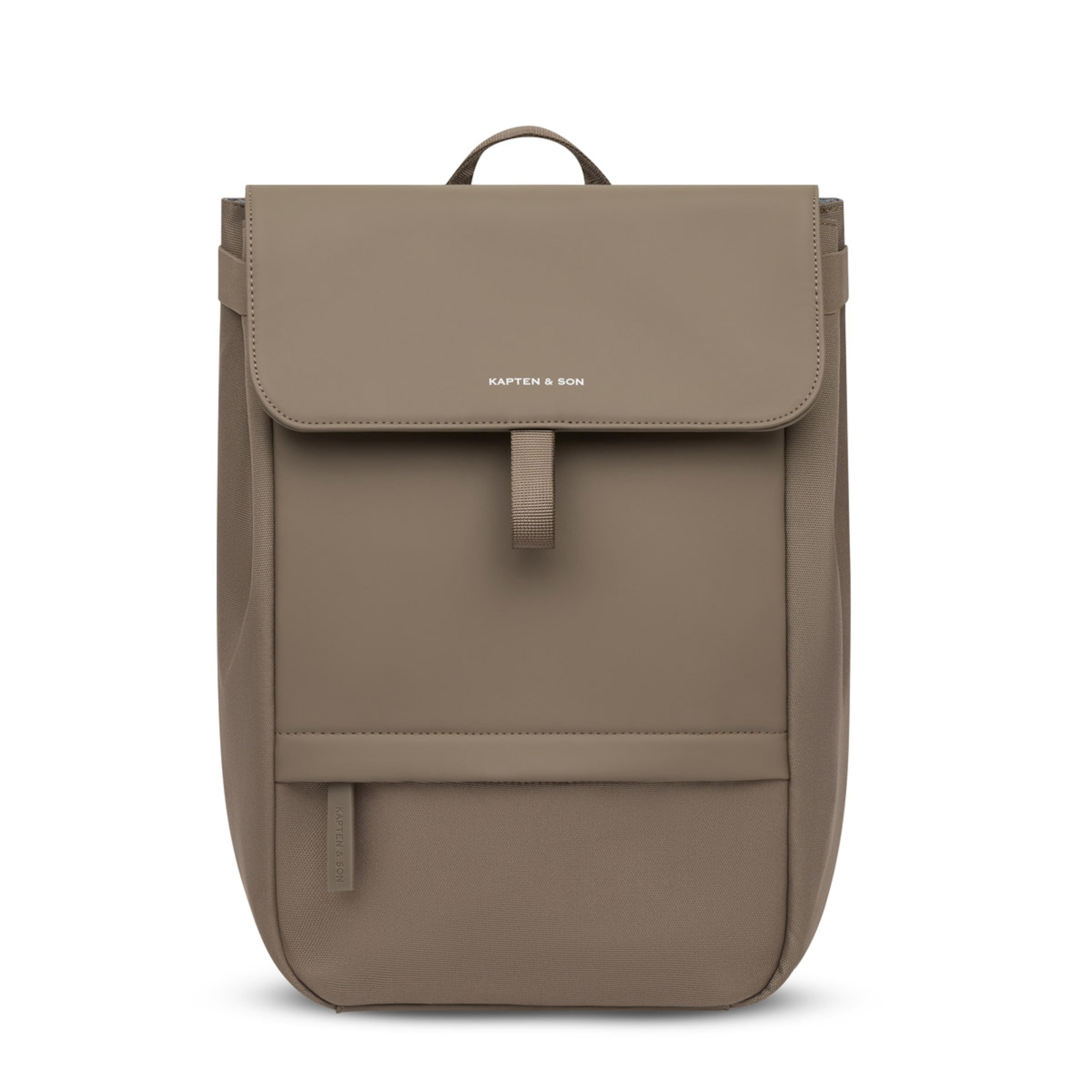 Duurzame vegan rugtas met laptopvak – geschikt voor 16 inch laptop

Op zoek naar een stijlvolle én duurzame rugtas met laptopvak? Deze moderne vegan rugzak is de perfecte combinatie van comfort, veiligheid en milieubewust design. Ideaal voor dagelijks gebruik, werk, studie of op reis.

Gemaakt van hoogwaardig vegan tech-materiaal en gevoerd met gerecycled PET, kies je met deze tas niet alleen voor functionaliteit, maar ook voor een verantwoorde lifestyle. De lichtgewicht rugtas (slechts 0,85 kg) biedt voldoende ruimte met een inhoud van 13 liter, terwijl het gewatteerde laptopvak aan de achterzijde je 16 inch laptop (zoals een MacBook) optimaal beschermt.

Dankzij het slimme ontwerp met antidiefstalvak en koffersluiting neem je deze duurzame rugzak zorgeloos mee onderweg. De stijlvolle grijze binnenkant zorgt bovendien voor een moderne afwerking.

Belangrijkste kenmerken

Duurzame rugtas van vegan materiaal

Afzonderlijk laptopvak (35,5 x 26,5 cm) – geschikt voor o.a. 16” MacBook

Inhoud: 13 liter

Lichtgewicht ontwerp: slechts 0,85 kg

Afmetingen: 39,5 x 28,5 x 12,5 cm

Antidiefstalvak & koffersluiting – ideaal voor reizen

Milieuvriendelijk: binnenkant van gerecycled PET

Kleur binnenkant: stijlvol grijs

Of je nu op zoek bent naar een vegan laptoptas voor werk, een duurzame rugzak voor dagelijks gebruik, of een lichte rugtas voor reizen – dit model biedt het allemaal. Kies voor comfort, veiligheid en duurzaamheid in één stijlvolle tas.