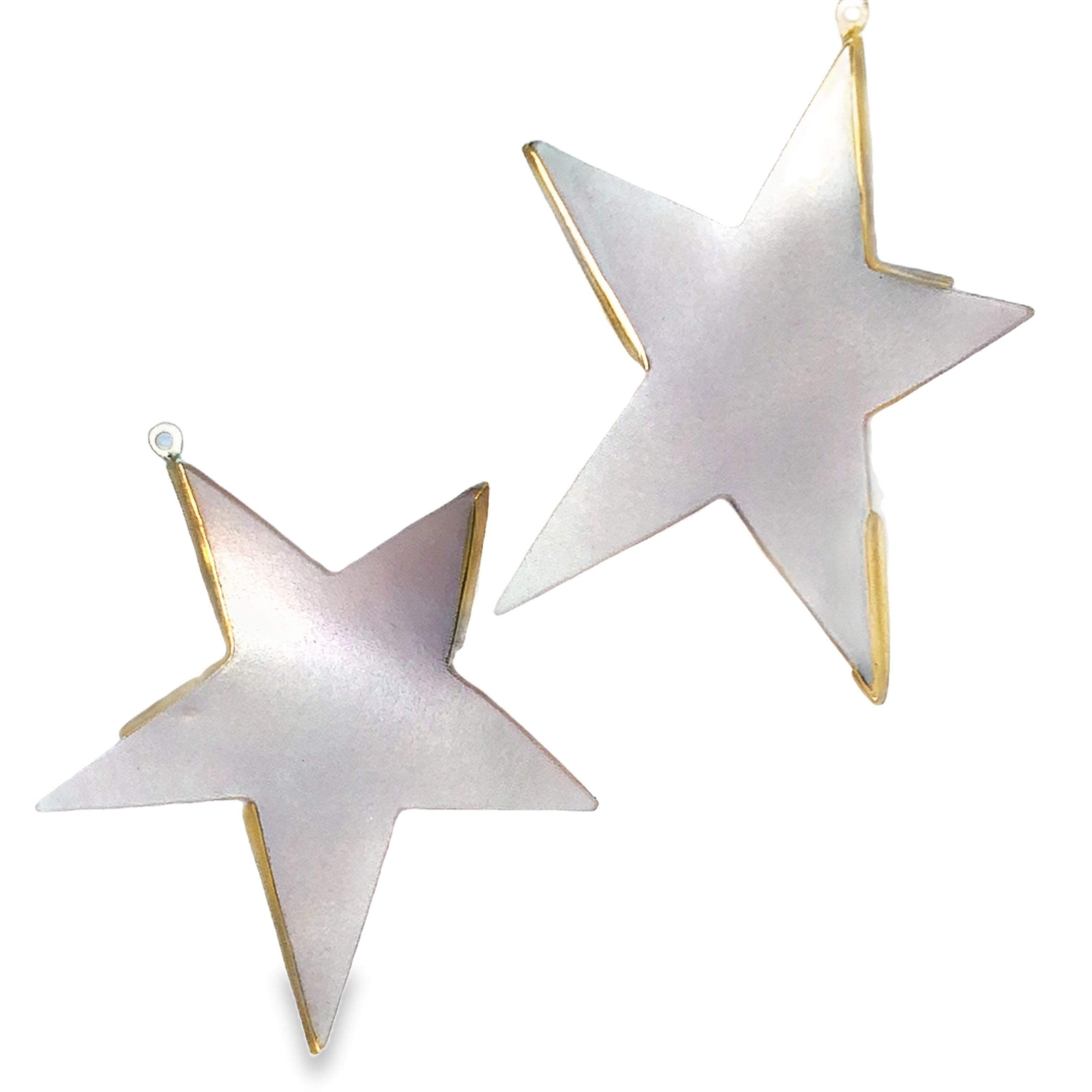 Diese Einhänger aus Perlmutt in Sternform sind elegante Ohrringe, gefertigt in Silber und Gold 900 aus schimmerndem Perlmutt. Perfekt für elegante Anlässe oder um jedem Outfit einen Hauch von Raffinesse zu verleihen. Tragen Sie diese Ohrringe zu hochgesteckten Frisuren, um ihren Glanz zu betonen.