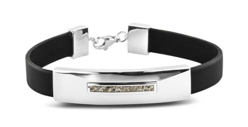Lederen as-armband. Bovenop het zilveren stuk kan de armband gevuld worden met as of haar. De lederen band is verkrijgbaar in diverse kleuren en wordt voor u op de juiste polsmaat gemaakt.