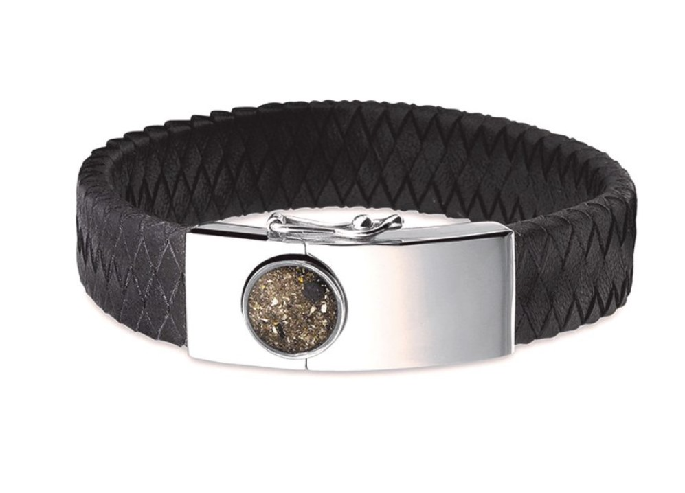 Zilveren armband met lederen bandje. Bovenop het zilveren stuk kan de armband gevuld worden met as of haar. De lederen band is verkrijgbaar in diverse kleuren en wordt voor u op de juiste polsmaat gemaakt.

Door op het as-compartiment te drukken opent u het slot. Op het slot is nog genoeg ruimte om bijvoorbeeld een tekst, handtekening of vingerafdruk op te laseren.