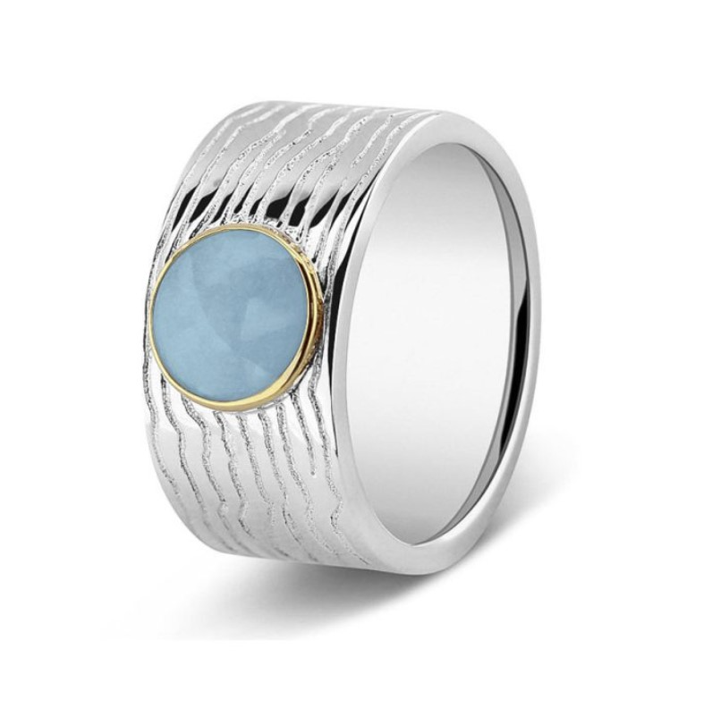 Zilveren ring met 14 krt geelgouden randje. 