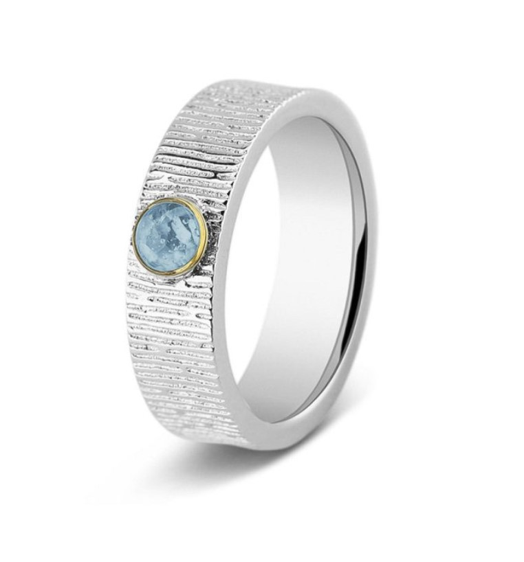 Zilveren ring met 14 krt geelgouden randje. Deze ring wordt zichtbaar aan de bovenkant gevuld met as of haar door middel van onze speciale hars. 