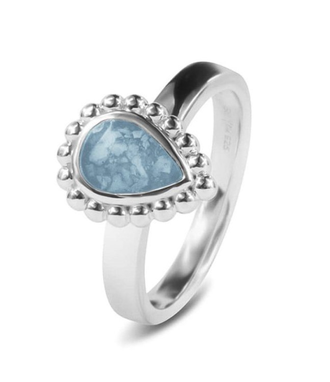 Traan ring met parelrand. Dit sieraad wordt zichtbaar aan de bovenkant gevuld met as en wordt vermengd met onze speciale hars.