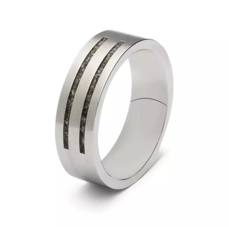 Asring met twee strepen. Dit sieraad wordt zichtbaar aan de voorkant gevuld met as en wordt vermengd met onze speciale hars.