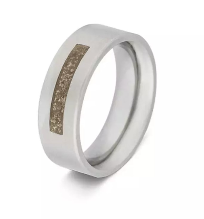 Stalen ring met brede as-streep. Dit sieraad wordt zichtbaar aan de voorkant gevuld met as en wordt vermengd met onze speciale hars.
