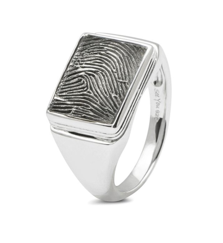 Rechthoekige zegelring met gravure. De vingerafdruk is inbegrepen in de prijs.