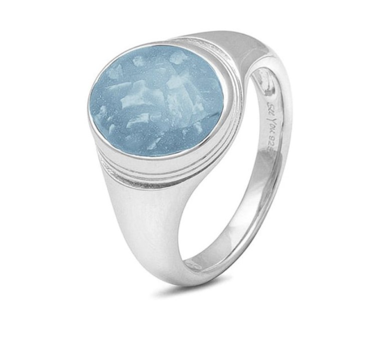 Ovale zegelring. Dit sieraad wordt zichtbaar aan de voorkant gevuld met as en wordt vermengd met onze speciale hars. Deze stoere ring is zeer geschikt voor verwerking van as, haar of een vingerafdruk.