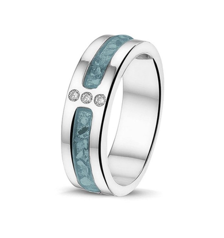Ring met twee apart as-ruimtes en 3 zirkonia&rsquo;s of diamantjes in het midden. Dit sieraad wordt zichtbaar aan de voorkant gevuld met as en wordt vermengd met onze speciale hars. Deze ring is eventueel te vullen met twee verschillende asjes.