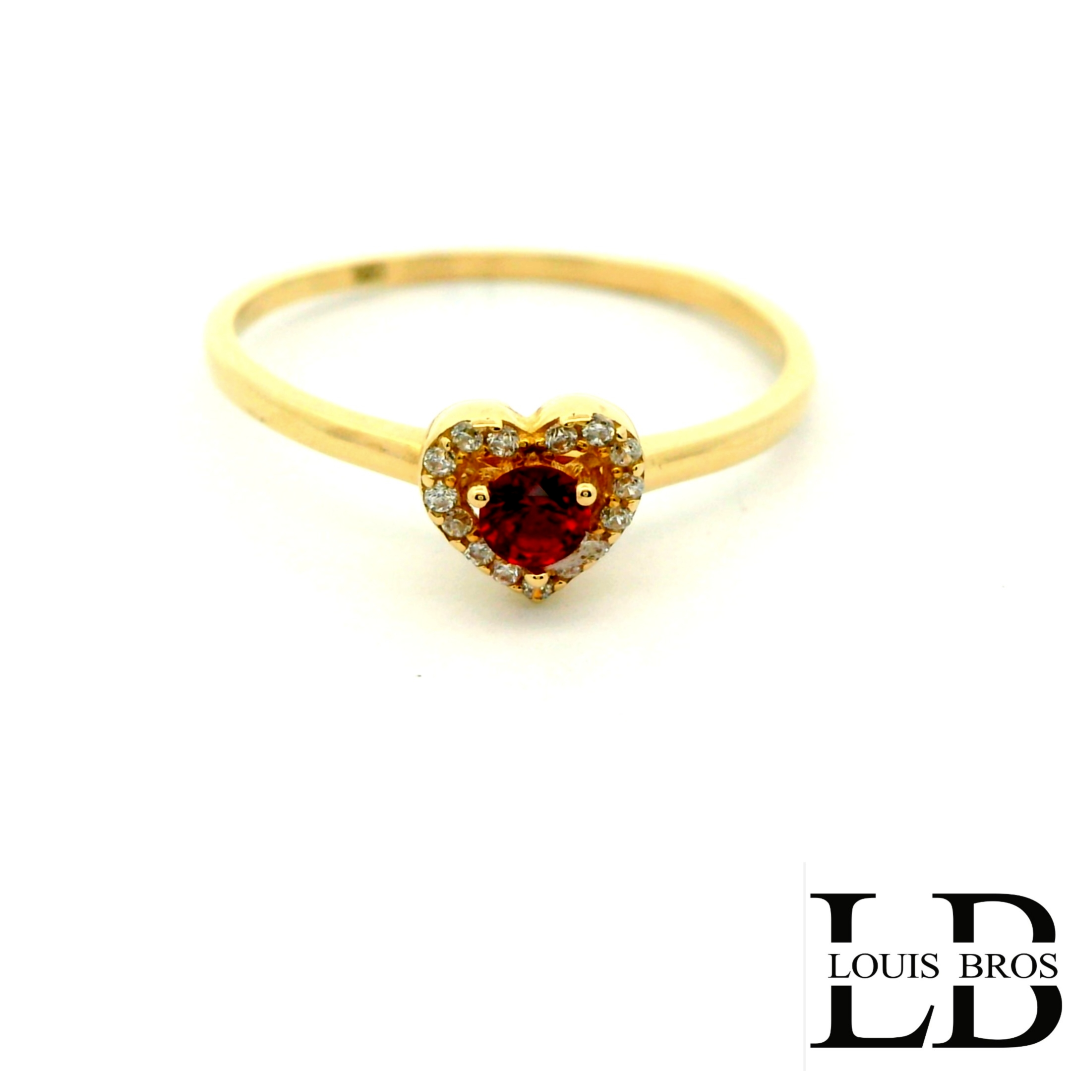 Deze betoverende geelgouden ring van 14 karaat (1.21 gr) combineert elegantie met een vleugje passie. In het hart van de ring schittert een dieprode zirkonia in een verfijnde hartvormige zetting, symbool van liefde en warmte. De centrale steen wordt omringd door sprankelende witte zirkonias, die het geheel extra glans en diepte geven.

De slanke, gladde ringband van 14 karaat geelgoud zorgt voor een moderne, stijlvolle uitstraling en laat de hartvormige steen volledig tot haar recht komen. Deze ring is perfect als romantisch geschenk of als sierlijk accent bij elke gelegenheid.

Kenmerken:

Materiaal: 14 karaat geelgoud

Steen: Rode zirkonia (hartvormig)

Accenten: Witte zirkonias

Stijl: Elegant, romantisch, tijdloos

Merk: Louis Bros.
De ring is verkrijgbaar in meerdere afmetingen.