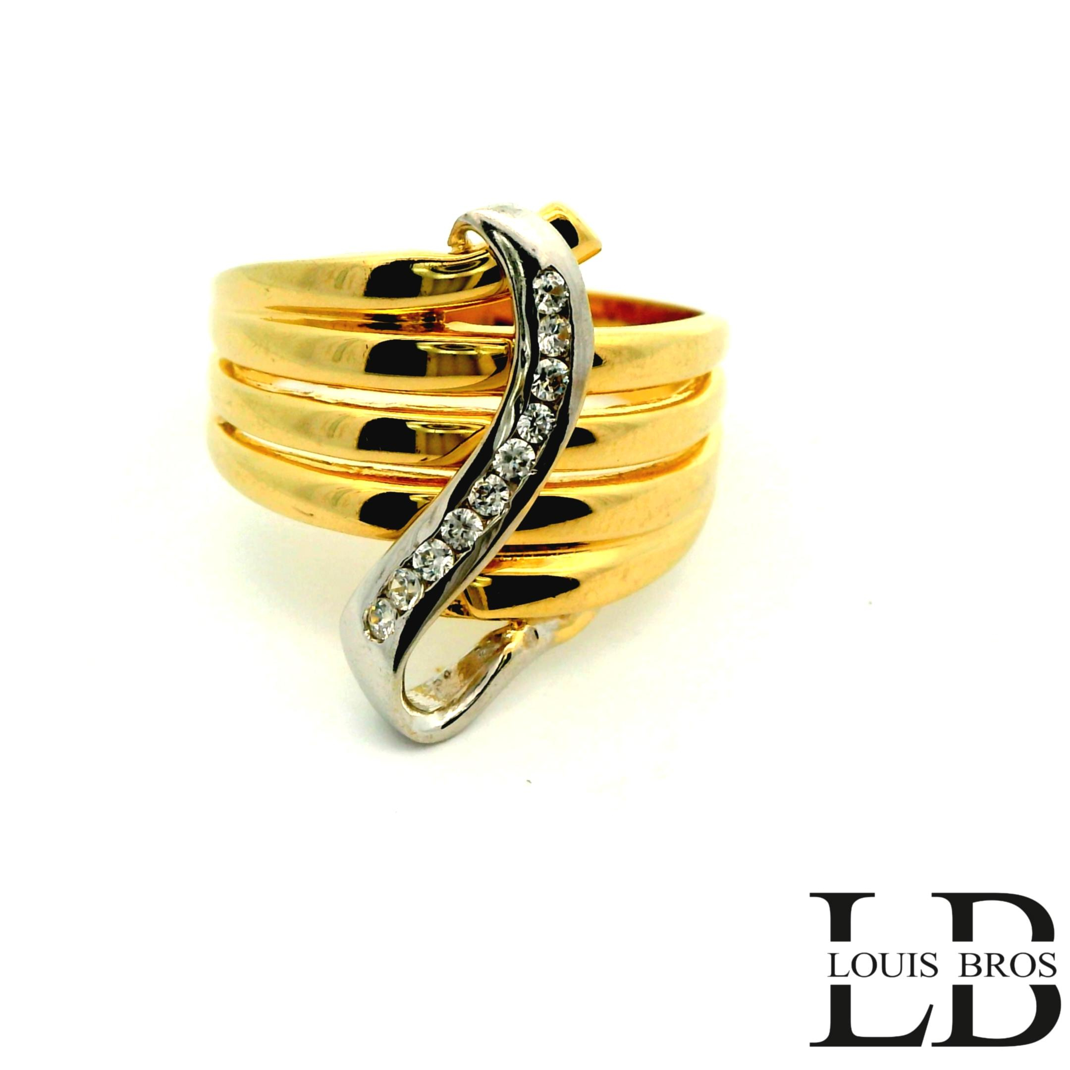 Deze prachtige bicolor ring van 14 karaat goud (5.13 gr) combineert het beste van twee werelden: het warme geelgoud en het elegante witgoud. De subtiele samensmelting van beide kleuren zorgt voor een tijdloze en moderne uitstraling. In het midden schitteren fijn gezette zirkonias, die de ring een luxueuze glans en verfijnde uitstraling geven.

Dankzij het stijlvolle ontwerp is deze ring perfect te dragen bij elke gelegenheid — van dagelijks gebruik tot feestelijke momenten. Een juweel dat elegantie, klasse en vakmanschap in één ontwerp verenigt.

Kenmerken:

Materiaal: 14 karaat bicolor goud (geelgoud & witgoud)

Steensoort: Zirkonias

Afwerking: Glanzend & verfijnd gezet

Stijl: Elegant, tijdloos, modern

Merk: Louis Bros.
De ring is verkrijgbaar in meerdere afmetingen.