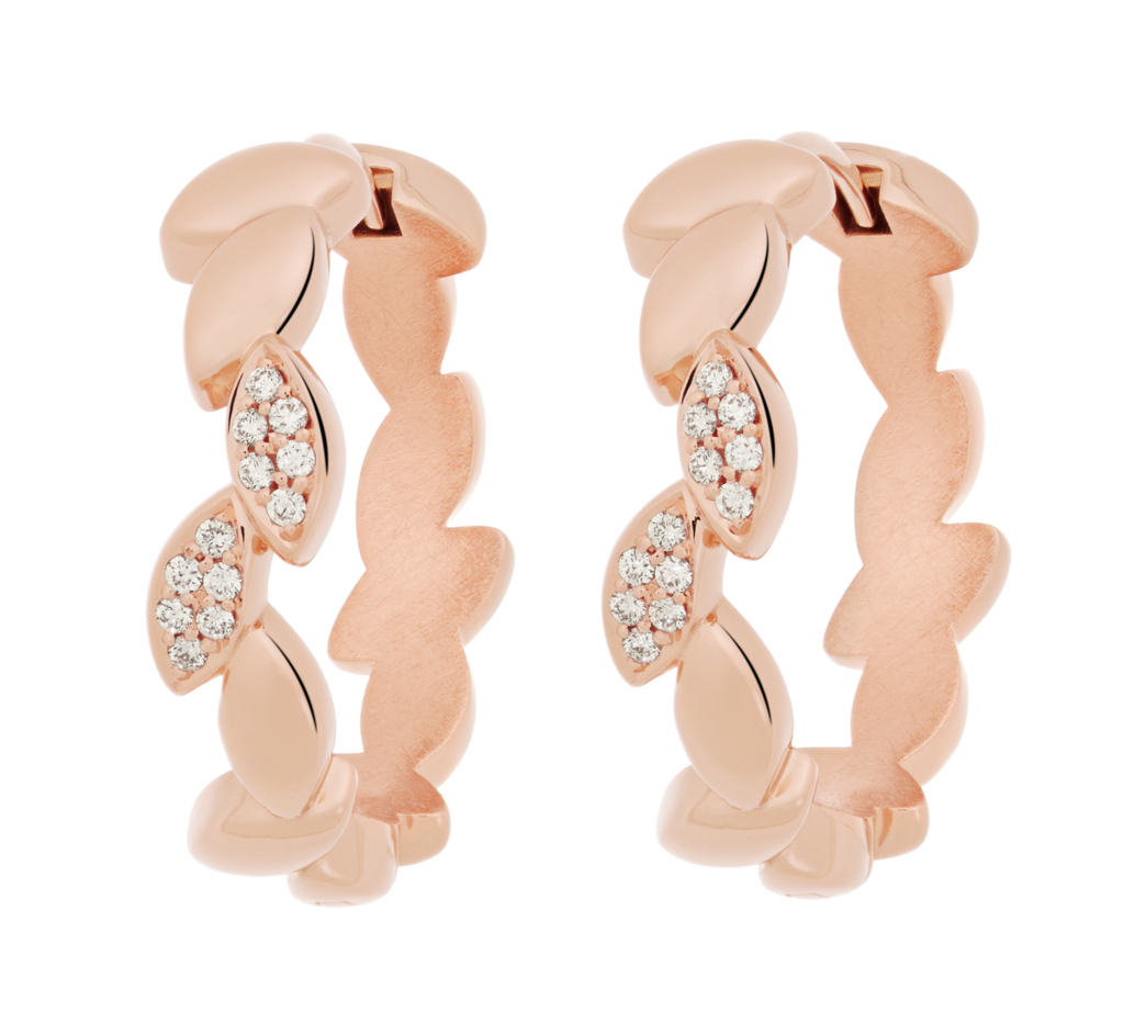 Deze Poppy oorringen van Bron, met referentienummer 8OR4912BR020, zijn vervaardigd uit 18 karaats roségoud en vormen een elegante krans van tere blaadjes. Twee van de blaadjes zijn subtiel bezet met fonkelende diamanten, wat zorgt voor een verfijnde en warme uitstraling. Dit tijdloze ontwerp geeft elke look een zachte, luxueuze touch en is perfect voor zowel dagelijks dragen als bijzondere momenten.
