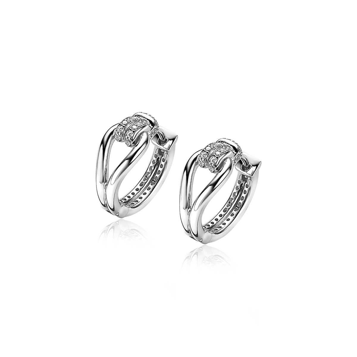 ZINZI zilveren oorringen (18 x 8mm) met een vloeiende gladde lijn, geknoopt met een scheen bezet met witte zirconia's. Voorzien van een luxe scharniersluiting. Exclusief ontworpen door Mart Visser. Deze oorringen dragen herkenbaar de signatuur van Mart Visser. Vervaardigd van eerste gehalte zilver (925) en met extra rodiumlaag voor een langdurige glans.