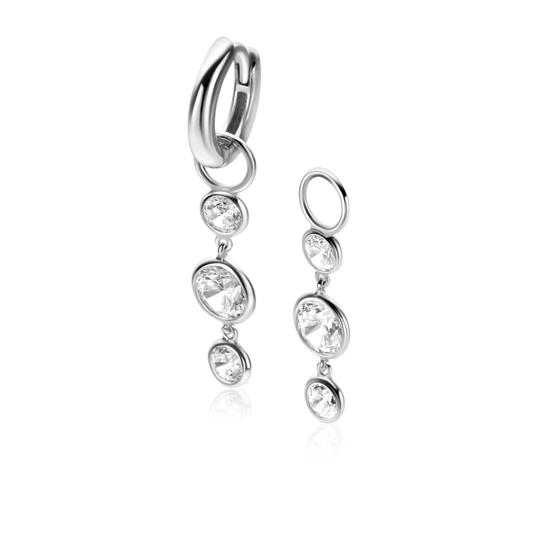 ZINZI zilveren oorbedels 24mm met drie bungelende ronde witte zirconia's. Hang deze oorbedels sierlijk aan je zilveren ZINZI oorringen voor een schitterend effect. De oorringen zijn niet bij de prijs inbegrepen. Vervaardigd van eerste gehalte zilver (925) en voorzien van een extra rodiumlaag voor een langdurige glans.