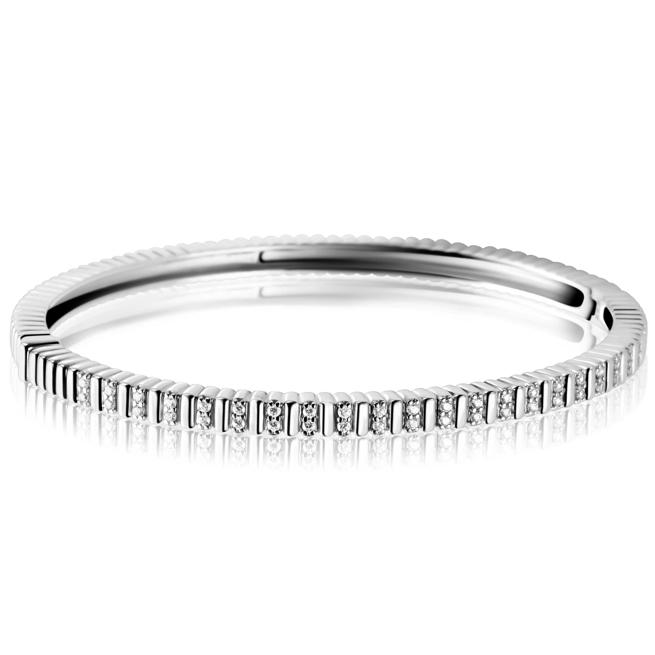 ZINZI zilveren bangle armband van 4mm breed. Gladde ovale elementen worden afgewisseld door een chatonzetting van twee witte zirkonia's. Maak je look compleet met bijpassende ring en oorringen! Vervaardig van eerste gehalte zilver (925) en voorzien van een extra rodiumlaag voor een langdurige glans.